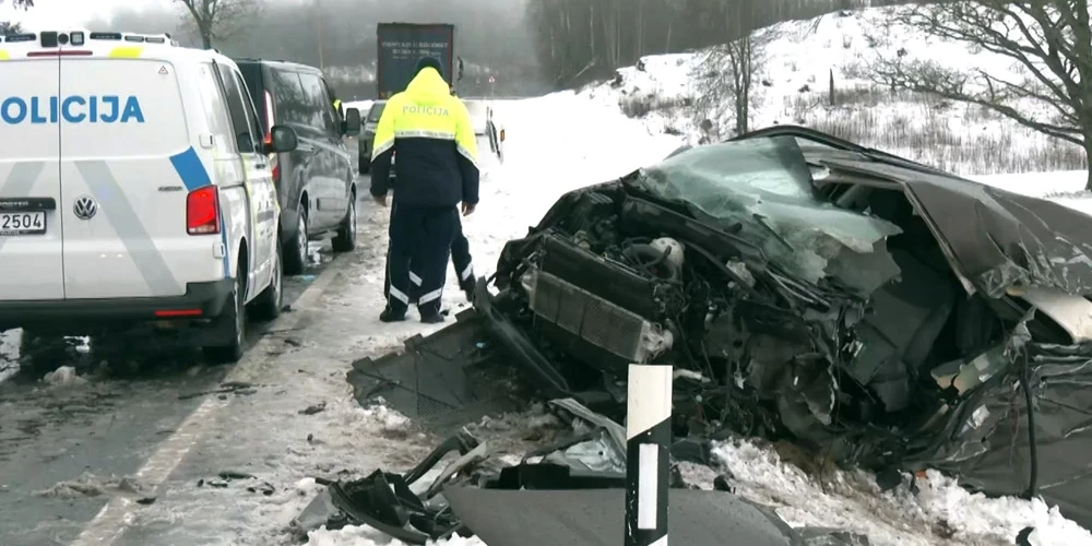 Mikroautobusa vadītājs uz slidenā ceļa uzsāka neveiksmīgu apdzīšanu, lai apsteigtu priekšā braucošo smago transportlīdzekli.