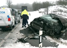 Traģiskajā avārijā uz Ventspils šosejas iesaistītā kravas auto vadītājs: "Es jau redzēju, ka viņi nespēs samainīties"