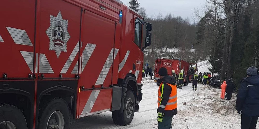 Negadījumā cietušā igauņu stūrmaņa atbrīvošanai nepieciešama ugunsdzēsēju iesaiste.