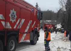 Igauņu ekipāža "Rally Alūksne" piedzīvojusi smagu avāriju; stūrmaņa atbrīvošanai nepieciešama VUGD iesaiste