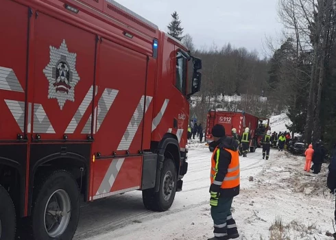 Negadījumā cietušā igauņu stūrmaņa atbrīvošanai nepieciešama ugunsdzēsēju iesaiste.