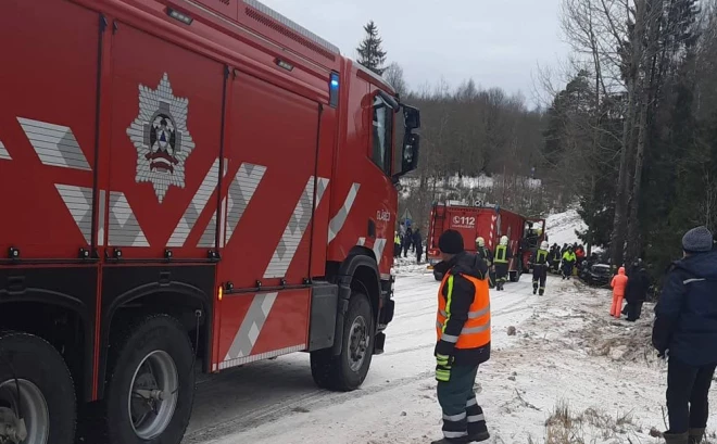 Negadījumā cietušā igauņu stūrmaņa atbrīvošanai nepieciešama ugunsdzēsēju iesaiste.