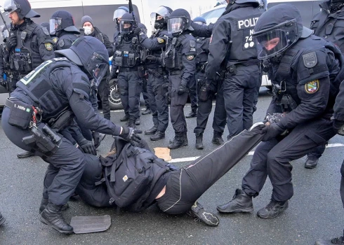 Policija lēš, ka demonstrantu skaits pie pilsētas konferenču centra var sasniegt 10 000.