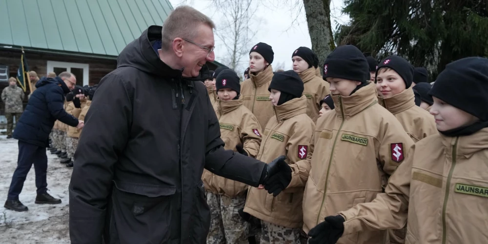 Valsts prezidents Edgars Rinkēvičs sveic jaunsargus.