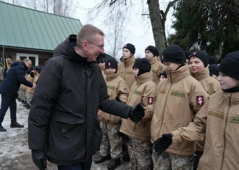 Valsts prezidents Edgars Rinkēvičs sveic jaunsargus.