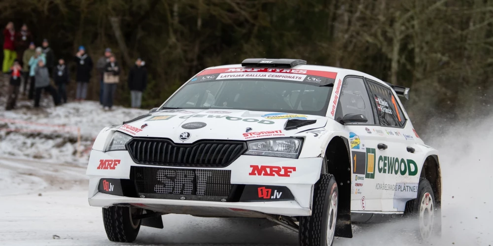 Rallija pilots Mārtiņš Sesks ar stūrmani Renāru Franci Latvijas rallija čempionātā "Rally Alūksne 2025).