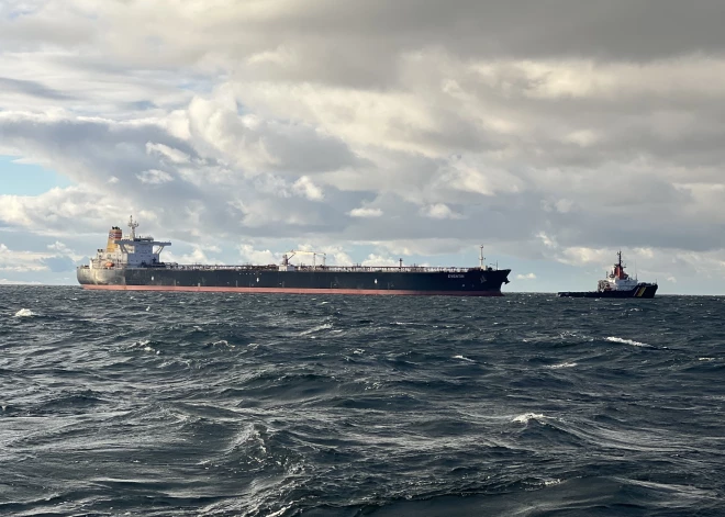 Krievijas "ēnu flotes" tankkuģis "Eventin", kas Baltijas jūrā zaudēja manevrētspēju, aizvilkts tauvā