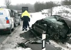 Ārstēšanos BKUS turpina divi autoavārijā uz Ventspils šosejas cietušie bērni