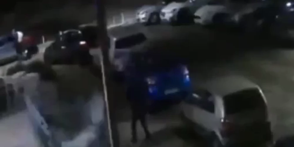 Brīdis, kad jaunietis piezemējas kupenā (ekrānuzņēmums no video)