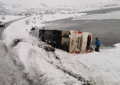 Avarējušais autobuss Lofotu salās (foto: Asbjørn Krogh / "Facebook")