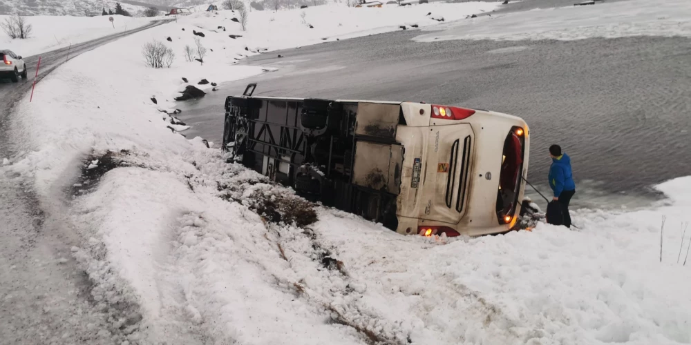 Apgāzies tūristu autobuss Lofotu salās (foto: Asbjørn Krogh / "Facebook")