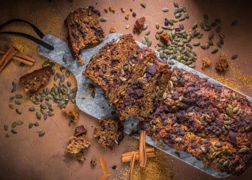 Ķirbju, šokolādes gabaliņu un auzu pārslu brokastu maize