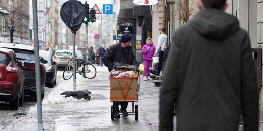 Vienlaikus iedzīvotāju finanšu pratība turpina pieaugt.