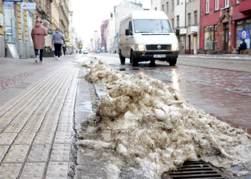 Uz ceļļiem atkusnis un sniegs: autovadītājus aicina būt uzmanīgiem uz ceļiem.