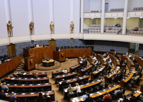 Somijas parlamenta tualetē atrastas kokaīna un citu narkotiku pēdas. 