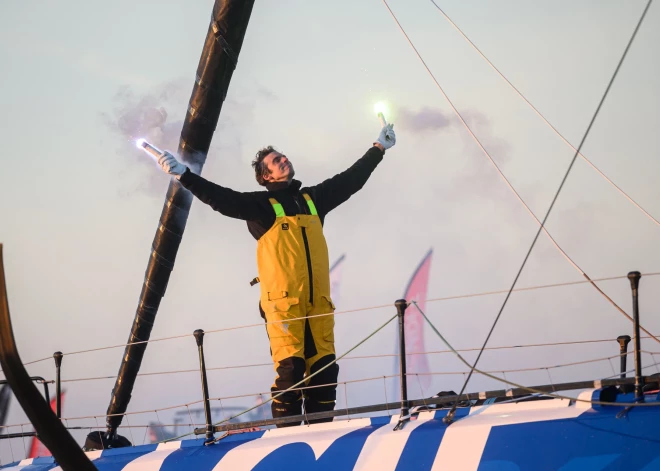 Franču burātājs Dalēns ar jaunu rekordu uzvar sacensībās apkārt pasaulei "Vendee Globe"