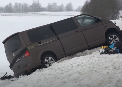 Traģiskā avārija uz Ventspils šosejas prasīja divu cilvēku dzīvības.