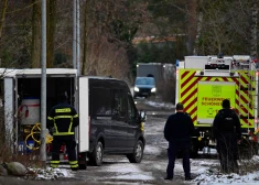 Vācijas policisti un ugunsdzēsēji pie fermas, kur notiek mājlopu izkaušana mutes un nagu sērgas dēļ