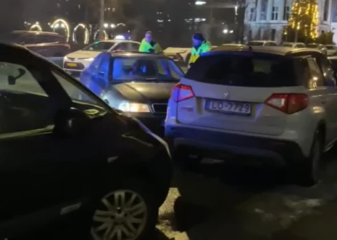 VIDEO: policija dzenas pakaļ automašīnai, kas drāžas pa gājēju zonu pie Brīvības pieminekļa, notikumi risinās Holivudas trillera stilā