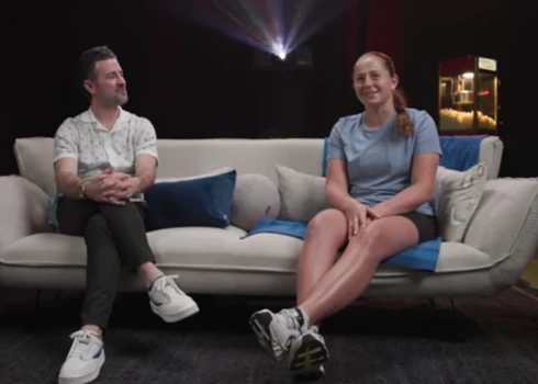 Aļona Ostapenko (no labās) intervijā atklāja jaunas detaļas par savu personību.