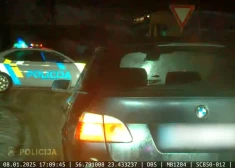 VIDEO: policija bloķē Liepājas šoseju bēgoša BMW apturēšanai