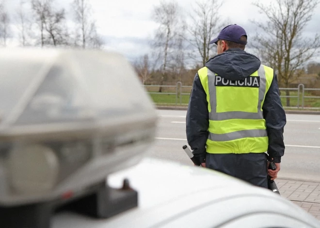 "Klauvēja pie loga un izteica neadekvātas piezīmes!" Izsaukumā uz ceļu satiksmes negadījumu Liepājā, policistiem darbu traucē kāda dāma žvingulī