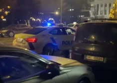 VIDEO: policija Rīgas centrā vajā likumpārkāpēja auto "Grand Theft Auto" stilā, vaininiekam būs jāšķiras no lielas naudas