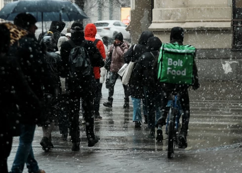 Rīgā ceturtdien būs mākoņains laiks, iespējams īslaicīgs lietus. Pūtīs mērens rietumu, dienvidrietumu vējš. Gaisa temperatūra paaugstināsies no +1 līdz +6 grādiem.