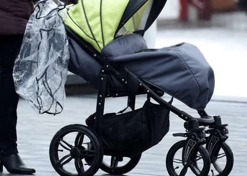 "Katram cilvēkam pašam ir tiesības izvēlēties jebkuru medicīnisko manipulāciju, tai skaitā vakcināciju. Un vēl jo vairāk pret, kad iet runa par bērniem! Tikai un vienīgi vecāki drīkst lemt par bērnu," raksta Elīna. 