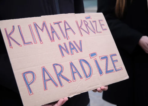 Globāli klimatam draudzīgas ekonomikas politikas pamatā investīcijas tiek virzītas uz klimatam un videi draudzīgiem uzņēmējdarbības projektiem. 