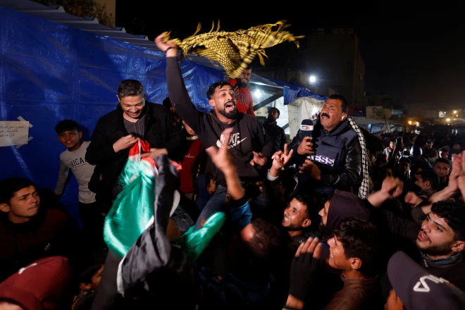 Tūkstošiem palestīniešu Gazā iznāca ielās un svinēja, kad izplatījās ziņas, ka starp Izraēlu un "Hamas" ir panākta vienošanās par pamieru un ķīlnieku atbrīvošanu.