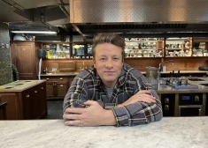 21 November 2024, Great Britain, London: The British chef, TV chef, restaurateur and cookbook author Jamie Oliver stands in his company headquarters. Photo: Julia Kilian/dpa