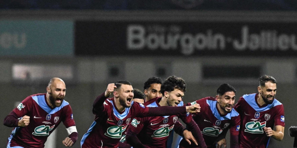 "Bourgoin-Jallieu" futbolisti līksmo par vēsturisko triumfu.