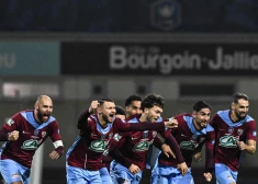 "Bourgoin-Jallieu" futbolisti līksmo par vēsturisko triumfu.