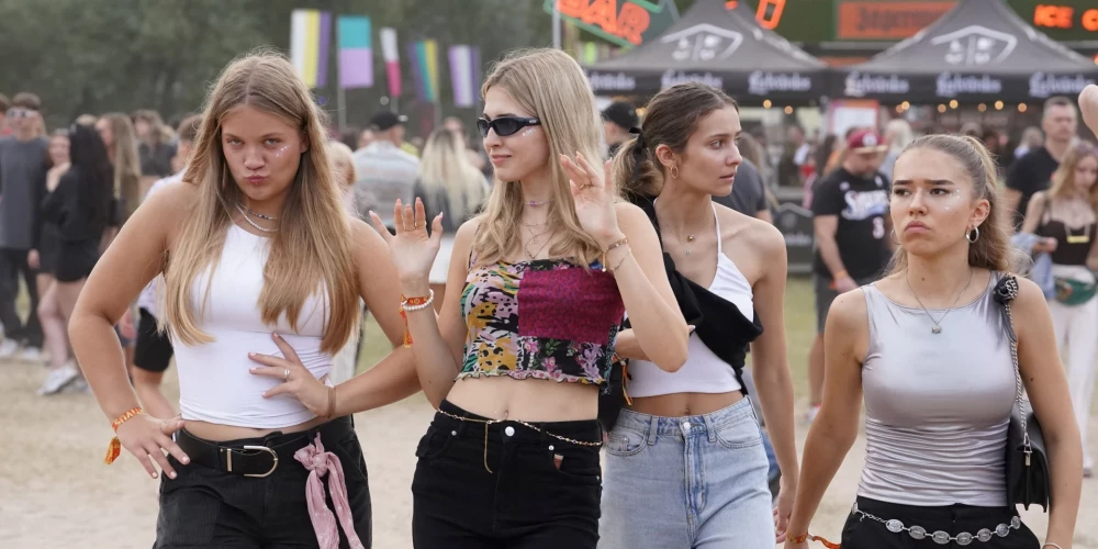 Meitenes gatavojas baudīt "Positivus" priekšnesumus