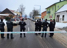 Skolnieks Slovākijā skolā nodur divus cilvēkus, vienu smagi savaino