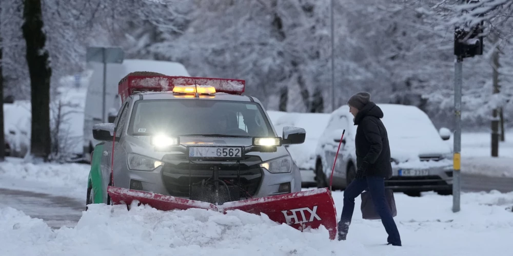 Šorīt uz plkst. 6.30 kūstošais ledus un sniegs dažviet valstī apgrūtina braukšanu pa valsts vietējas nozīmes autoceļiem. 