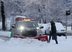 Šorīt uz plkst. 6.30 kūstošais ledus un sniegs dažviet valstī apgrūtina braukšanu pa valsts vietējas nozīmes autoceļiem. 