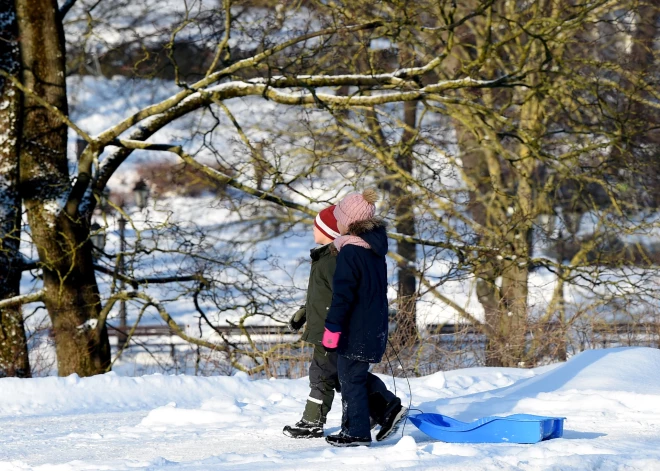 Aicina vecākus pieteikt bērnus bezmaksas pirmsskolas izglītības programmai privātajos bērnudārzos