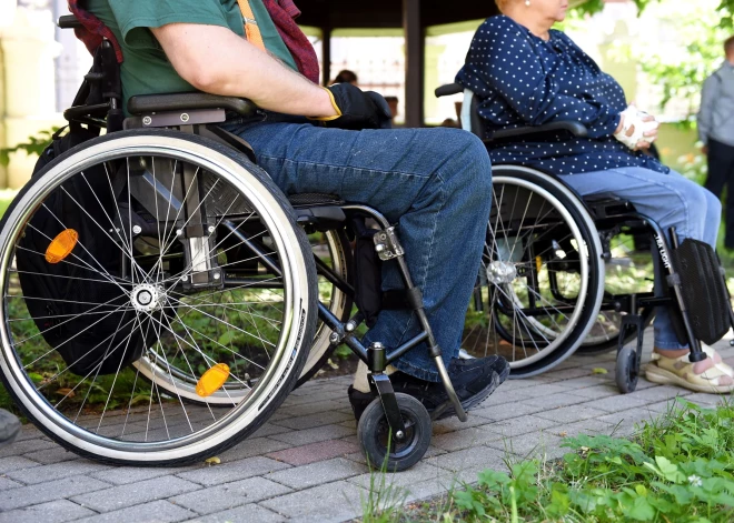 Ir īstenoti konkrēti pasākumi, lai veicinātu mobilitāti un uzlabotu pārvietošanās kvalitāti iedzīvotājiem ar invaliditāti