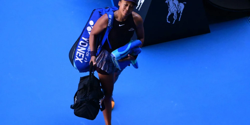 Naomi Osaka pamet "Australian Open" kortu pēc izstāšanās no turnīra.