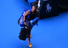 Naomi Osaka pamet "Australian Open" kortu pēc izstāšanās no turnīra.