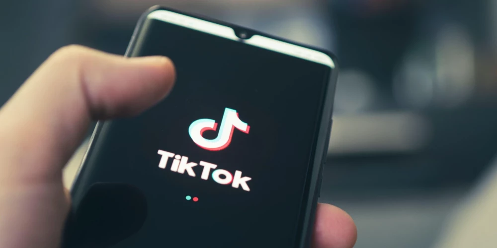  Baidens neieviesīs "TikTok" darbības aizliegumu, atstājot videoplatformas likteni Trampa rokās. 