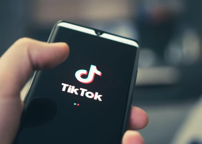 Baidens neatceļ "TikTok" aizliegumu: platformas liktenis tagad Trampa rokās