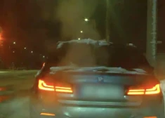 VIDEO: ļaundari ar nolaupītu BMW bēg no policijas un avarē