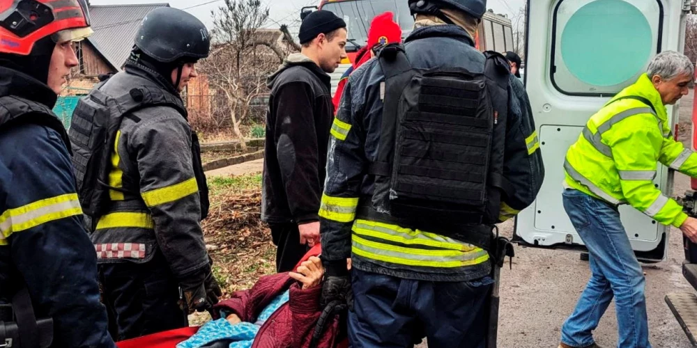 Glābēji ar cietušo pēc Krievijas raķeštrieciena pa Krivijrihu