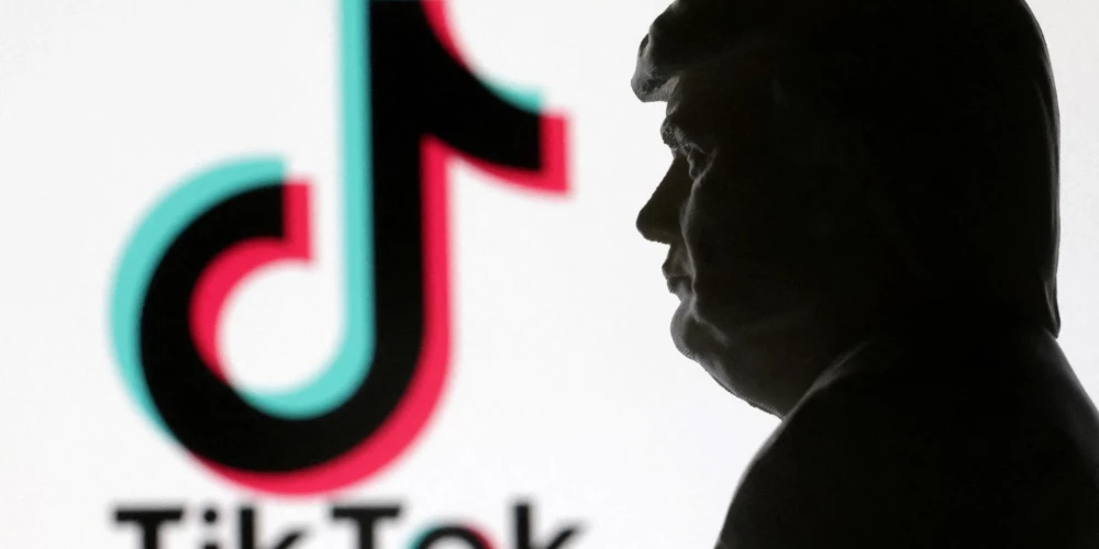 Jaunievēlētā ASV prezidenta Donalda Trampa 3D figūra un "TikTok" logotips