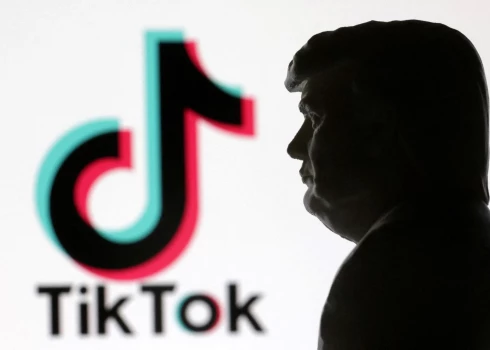 Jaunievēlētā ASV prezidenta Donalda Trampa 3D figūra un "TikTok" logotips