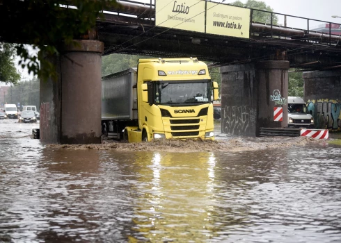 Saeimas opozīcija ietur līniju, pat ja ūdens smeļas mutē. Attēlā – pagājušā gada plūdi Ganību dambī Rīgā.