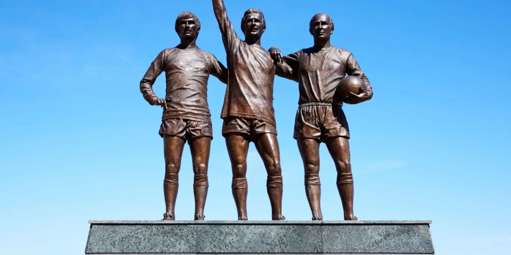 Triju "United" leģendu statuja pie kluba stadiona: Džordžs Bests (1946-2005), Deniss Lo (1940-2025) un Bobijs Čārltons (1937-2023) (foto: Scanpix / Monkeybusiness Images)